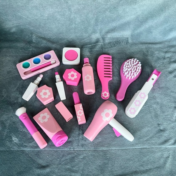 Melissa and Doug Wooden Vanity Playset - Picture 5 of 6